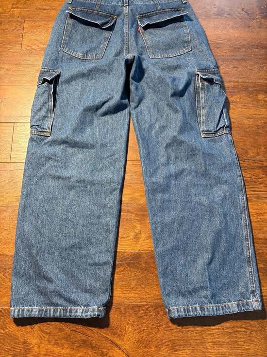 Levi's 94’ Baggy Cargo Jeans - Picture 9 of 11